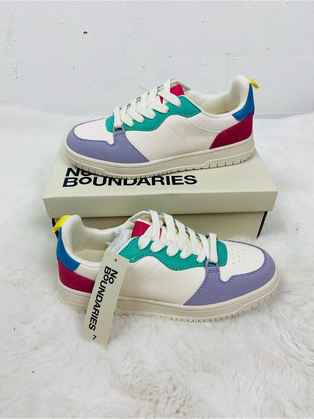 No Boundaries Low-Top Sneakers in White with Teal, Lavender & Pink Accents SZ 7